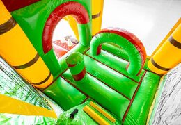 Springkasteel in jungleworld thema met een glijbaan bestellen voor kinderen. Koop opblaasbare springkastelen online bij JB Inflatables Nederland