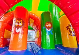 Koop middelmatig opblaasbare multiplay springkasteel in leeuw thema met glijbaan voor kinderen. Bestel opblaasbare springkastelen online bij JB Inflatables Nederland