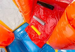 Multiplay feest springkasteel met een glijbaan, leuke objecten op het springvlak en opvallende 3D objecten kopen voor kinderen. Bestel opblaasbare springkastelen online bij JB Inflatables Nederland