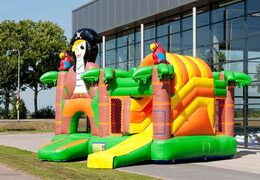Koop middelmatig opblaasbare multiplay springkussen in piraat thema met glijbaan voor kinderen. Bestel opblaasbare springkussens online bij JB Inflatables Nederland