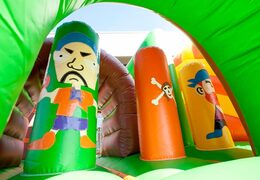 Multiplay piraat springkussen met een glijbaan, leuke objecten op het springvlak en opvallende 3D objecten kopen voor kids. Bestel opblaasbare springkussens online bij JB Inflatables Nederland