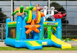Middelmatig overdekt opblaasbaar multiplay springkussen met glijbaan kopen in thema seaworld voor kinderen. Bestel opblaasbare springkussens online bij JB Inflatables Nederland