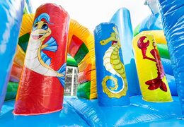 Springkasteel in seaworld met een glijbaan bestellen voor kinderen. Koop opblaasbare springkastelen online bij JB Inflatables Nederland