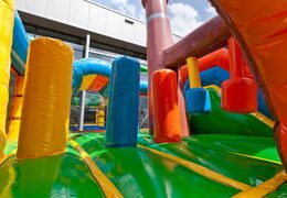 Springkasteel in piratenschip met een glijbaan bestellen voor kinderen. Koop opblaasbare springkastelen online bij JB Inflatables Nederland