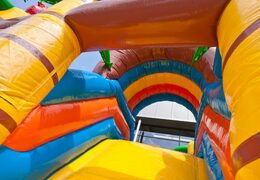Opblaasbaar overdekt multiplay springkasteel met glijbaan kopen in thema piratenschip voor kinderen. Bestel opblaasbare springkastelen online bij JB Inflatables Nederland
