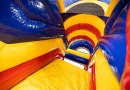 Koop middelmatig opblaasbare multiplay springkussen in formule 1 thema met glijbaan voor kinderen. Bestel opblaasbare springkussens online bij JB Inflatables Nederland