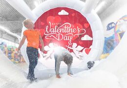 Unieke opblaasbare snowglobe luchtdicht XL in valentijn thema voor zowel jong als oud kopen. Bestel opblaasbare winterattracties nu online bij JB Inflatables Nederland 