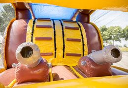 Koop opblaasbare 8 meter hindernisbaan in thema piraat voor kids. Bestel opblaasbare stormbanen nu online bij JB Inflatables Nederland