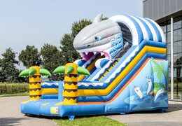 Koop opblaasbare glijbaan in thema haai voor kinderen. Bestel opblaasbare glijbanen nu online bij JB Inflatables Nederland