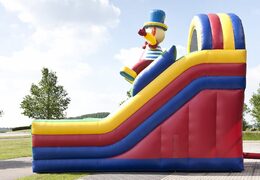 De opblaasbare glijbaan in clown thema met een plonsbad, indrukwekkend 3D object, frisse kleuren en de 3D obstakels bestellen voor kids. Koop opblaasbare glijbanen nu online bij JB Inflatables Nederland