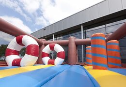 Haal uw opblaasbare multifunctionele glijbaan in thema haai met een plonsbad, indrukwekkend 3D object, frisse kleuren en de 3D obstakels nu online. Koop opblaasbare glijbanen bij JB Inflatables Nederland