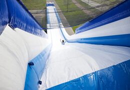 Bestel een perfecte opblaasbare monsterslide 11meter hoog en 53 meter lang met een dubbele trap voor kinderen. Koop opblaasbare glijbanen nu online bij JB Inflatables Nederland