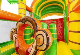 Opblaasbare 9 m jungle hindernisbaan met 3D-objecten kopen voor kinderen. Bestel opblaasbare stormbanen nu online bij JB Inflatables Nederland
