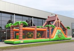 17 meter brede stormbaan in thema jungle met 7 spelelementen en kleurrijke objecten voor kids kopen. Bestel opblaasbare stormbanen nu online bij JB Inflatables Nederland