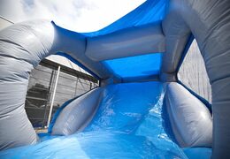 Koop opblaasbare 8 meter hindernisbaan in thema haai voor kids. Bestel opblaasbare stormbanen nu online bij JB Inflatables Nederland