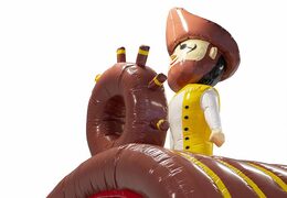 Koop opblaasbare 9 meter stormbaan met 3D-objecten in thema piratenboot voor kids. Bestel opblaasbare stormbanen nu online bij JB Inflatables Nederland