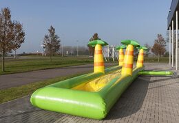Koop 16m lange opblaasbare buikschuifbaan in thema jungle voor kinderen. Bestel opblaasbare glijbanen nu online bij JB Inflatables Nederland