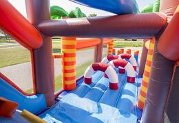 Koop opblaasbare stormbaan in thema haai met 7 spelelementen en kleurrijke objecten voor kinderen. Bestel opblaasbare stormbanen nu online bij JB Inflatables Nederland