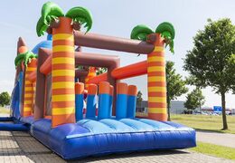 Unieke 17 meter brede hindernisbaan in haai thema met 7 spelelementen en kleurrijke objecten bestellen voor kids. Koop opblaasbare stormbanen nu online bij JB Inflatables Nederland