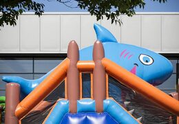 Haai run 17m stormbaan met 7 spelelementen en kleurrijke objecten voor kids bestellen. Koop opblaasbare stormbanen nu online bij JB Inflatables Nederland