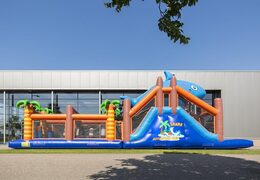 Unieke stormbaan in haai thema met 7 spelelementen en kleurrijke objecten kopen voor kinderen. Bestel opblaasbare stormbanen nu online bij JB Inflatables Nederland