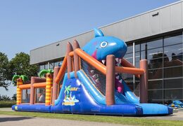 17 meter brede stormbaan in thema haai met 7 spelelementen en kleurrijke objecten voor kids kopen. Bestel opblaasbare stormbanen nu online bij JB Inflatables Nederland