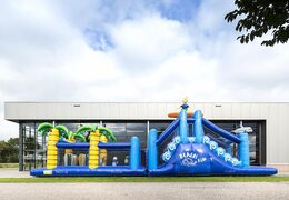 Opblaasbare unieke 17 meter brede stormbaan in surf  thema met 7 spelelementen en kleurrijke objecten kopen voor kinderen. Bestel opblaasbare stormbanen nu online bij JB Inflatables Nederland