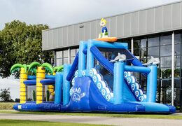 17 meter brede opblaasbare stormbaan in thema surf met 7 spelelementen en kleurrijke objecten voor kids kopen. Bestel opblaasbare stormbanen nu online bij JB Inflatables Nederland