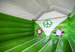 Opblaasbaar springkussen in het groen met hippy stijl kopen voor kinderen