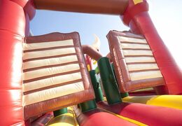 Bestel opblaasbare 17 meter brede stormbaan in cowboy thema met 7 spelelementen en kleurrijke objecten voor kids. Koop opblaasbare stormbanen nu online bij JB Inflatables Nederland