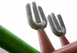 Unieke 17 meter brede hindernisbaan in boerderij thema met 7 spelelementen en kleurrijke objecten bestellen voor kids. Koop opblaasbare stormbanen nu online bij JB Inflatables Nederland