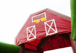 17 meter brede opblaasbare stormbaan in thema boerderij voor kinderen bestellen. Koop opblaasbare stormbanen nu online bij JB Inflatables Nederland