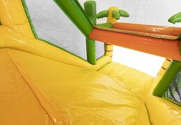 Bestel modulaire 19meter lange stormbaan in jungle thema met passende 3D objecten voor kinderen.  Koop opblaasbare stormbanen nu online bij JB Inflatables Nederland