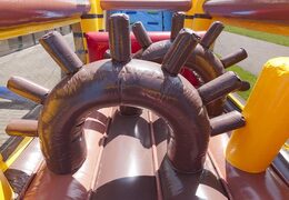 Bestel opblaasbare stormbaan in piraat thema met 7 spelelementen en kleurrijke objecten voor kids. Koop opblaasbare stormbanen nu online bij JB Inflatables Nederland