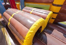 Piraten themed opblaasbare stormbaan met 7 spelelementen en kleurrijke objecten nu voor kinderen kopen. Bestel opblaasbare stormbanen nu online bij JB Inflatables Nederland