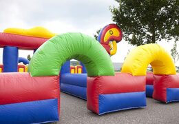 Opblaasbare hobbelpaard race baan kopen voor kinderen in thema western cowboy bij JB Inflatables