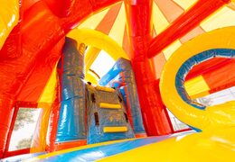 Grote multiplay opblaasbaar springkussen met glijbaan in het rood met achtbaan thema kopen