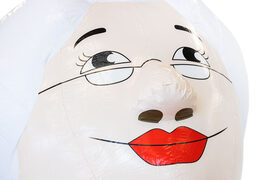 Opblaasbare sarah pop zittend op een vat met een fles vino in haar hand te koop