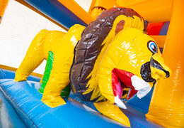 Inflatable springkussen met glijbaan en dak in amazon safari thema bestellen voor kinderen