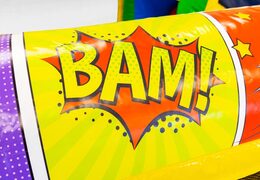 Bestel 13 meter lange opblaasbare Comic stormbaan voor kinderen. Koop opblaasbare stormbanen nu online bij JB Inflatables Nederland
