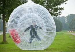 Opblaasbare bal om spel in te spelen voor volwassenen