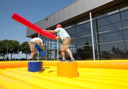 Springkussen met gladiatorspel thema