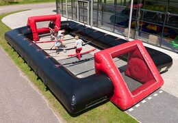 Tafelvoetbal spel met levende mensen