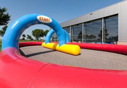 Racebaan met blauw, geel en rode kleur