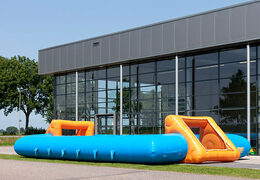 Haal blauw oranje opblaasbare tafelvoetbal met unieke boardingschuifsysteem nu online. Bestel opblaasbare tafelvoetbal bij JB Inflatables Nederland