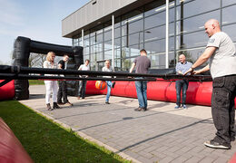 Zwart rode tafelvoetbal spel met unieke boardingschuifsysteem zonder bodem kopen voor kinderen.