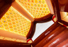 Dak van overdekt springkussen versiert peperkoekhuisje in gingerbread thema versi