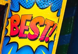 Koop het A-frame Super Comic springkussen met Comic strips ontwerp, perfect voor verhuurders