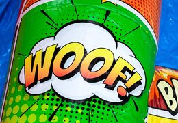 Opblaasbare A-frame Super Comic springkussen in Comic thema, ideaal voor evenementen en feesten