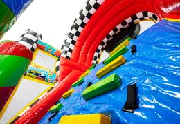 Opblaasbare hindernisbaan in stripstijl met levendige kleuren